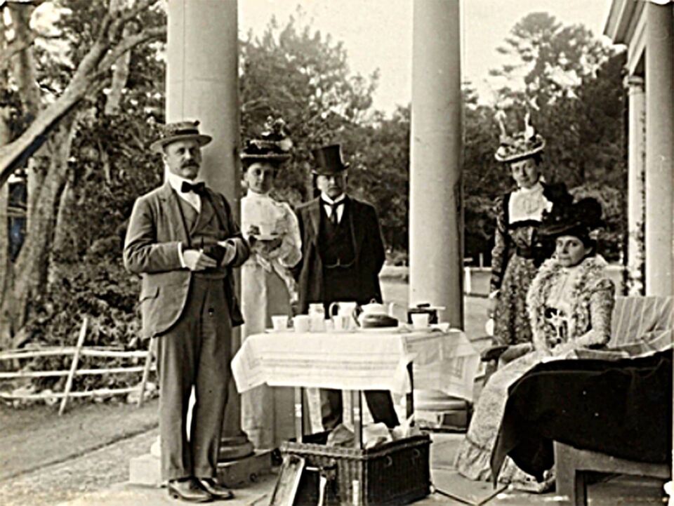 Afternoon_tea_at_Strickland_House_1898
