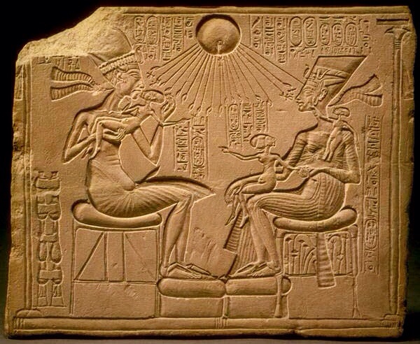 Tehuva Aton 1 Akhenaton och Nefertiti med sina barn. Ovanför dem solskivan Aton.