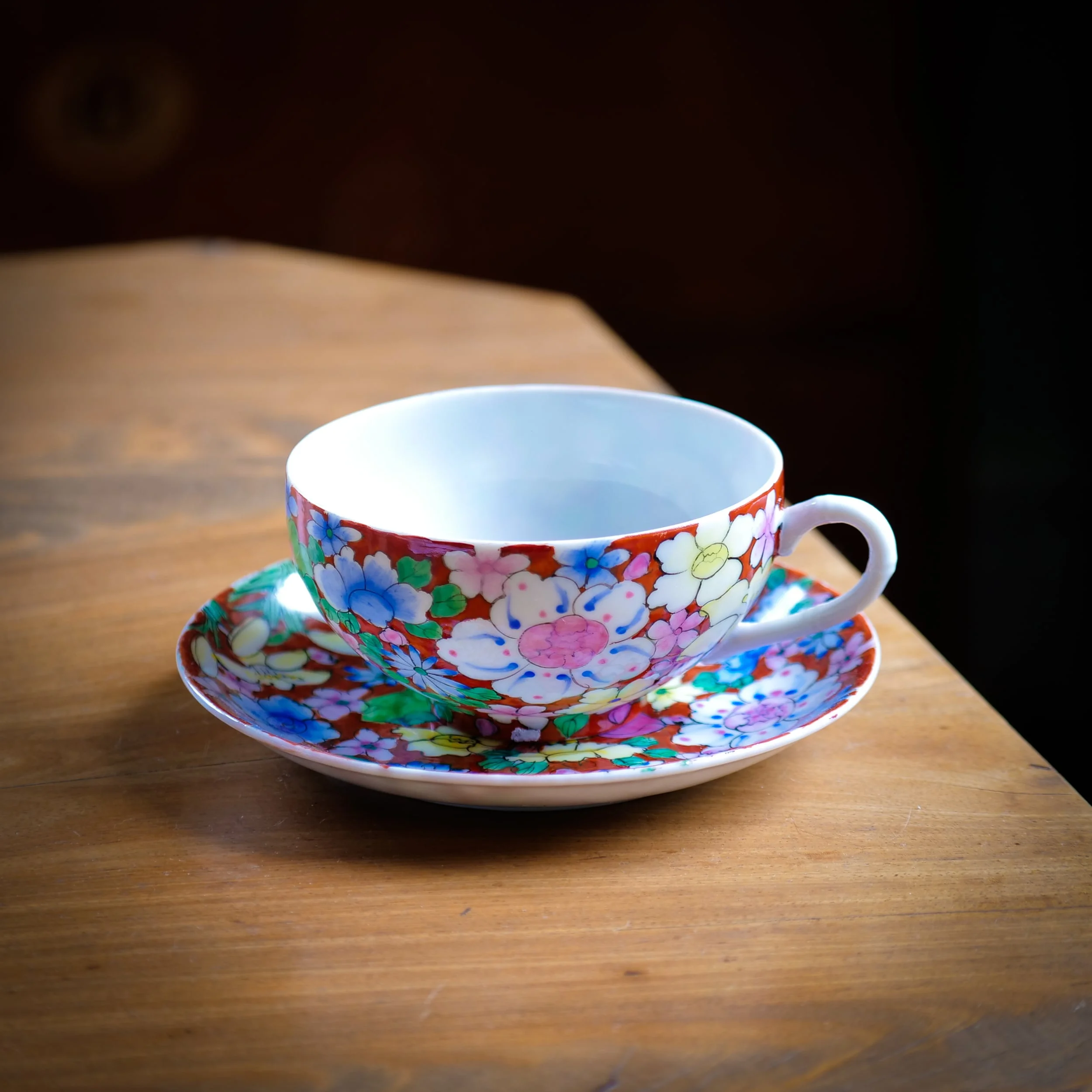 Färggrann, blommig tekopp i asiatisk stil