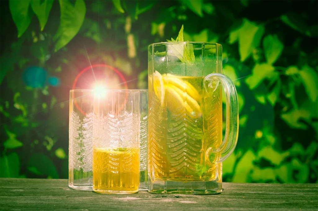 Iste - glas och kanna i sommarmiljö