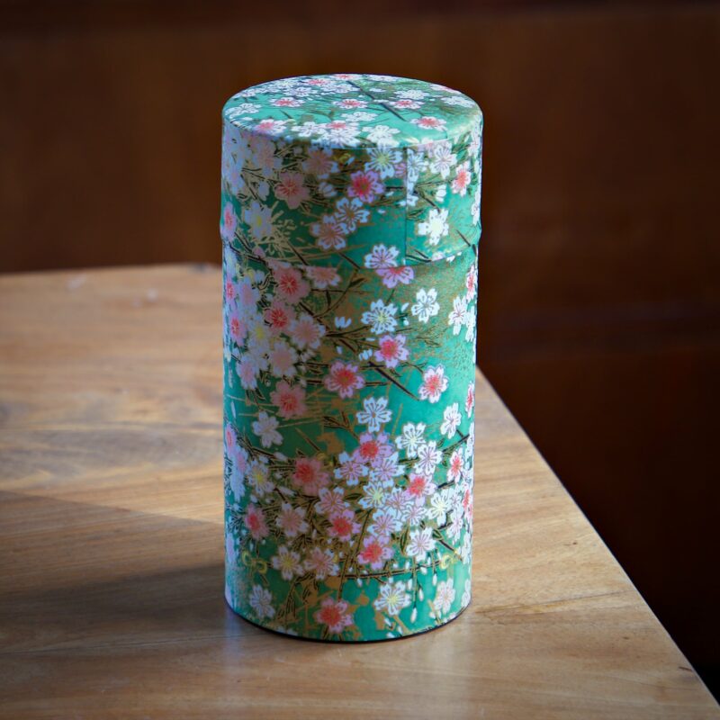 japansk teburk gron med rosa blommor 1500312