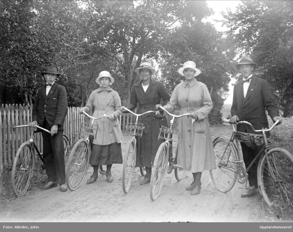 Svartvitt foto av Edvin och Valborg Söderlund med släktingar"stående med cyklarna", Ådalen, Altuna socken, Uppland 1920. Foto: Alinder, John / Upplandsmuseet CC BY-NC-ND