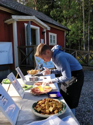 Servering på Mat & människor, av tre sorters te med tilltugg.