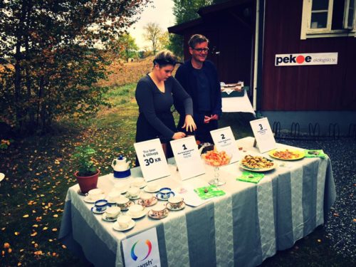 Mats och Ester på provsmakning av te. Foto: Leif Eriksson.