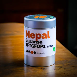 ekologiskt te från Nepal i plåtburk