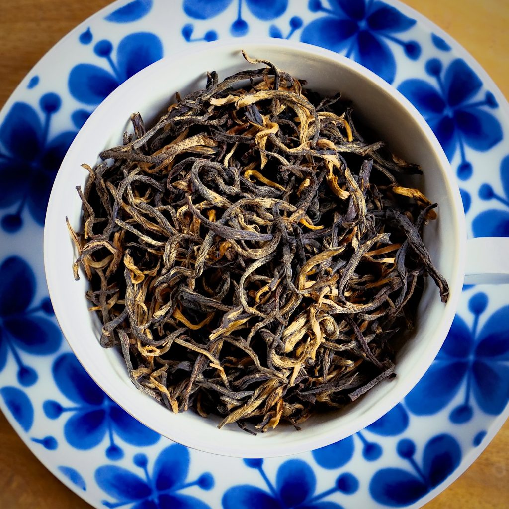 Varför är alla blad inte hela? 1 Yunnan golden silk yongde blad 1